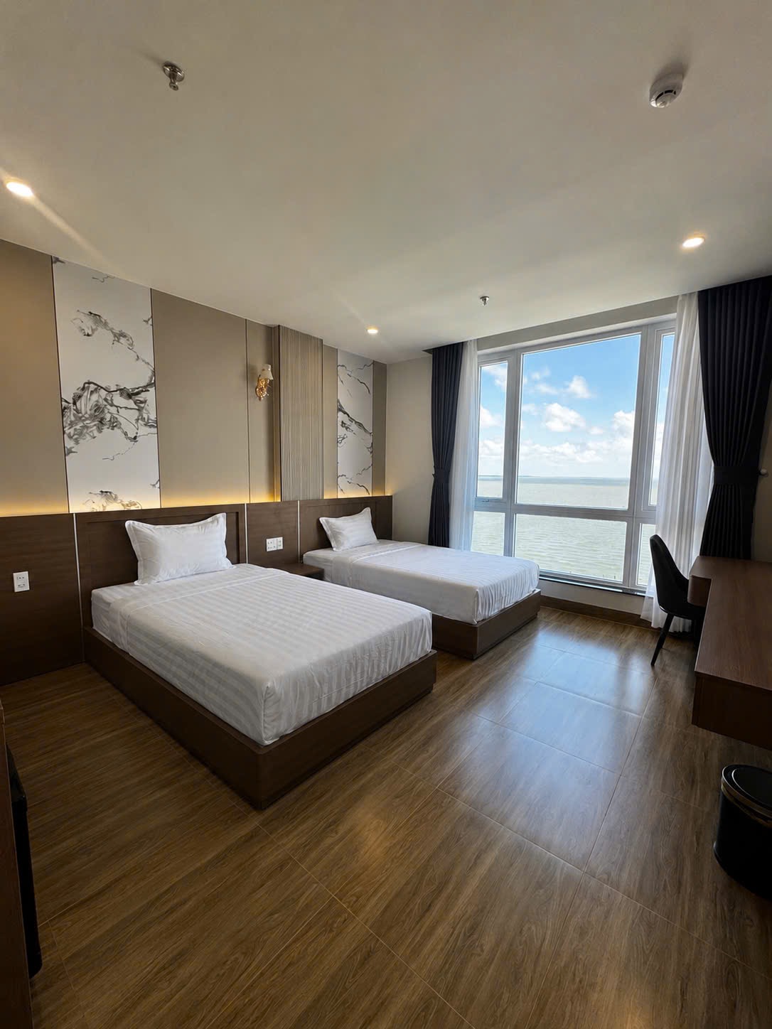 Phòng Phòng Deluxe Twin Trực Diện Biển — Khách Sạn Ngọc Thành